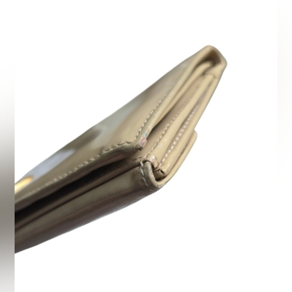 Gucci Vintage Patent Leather Nude Wallet with Gold Accent Clasp - Picture 5 of 16